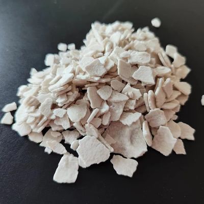 Offwhite Flake Calcium Chloride Chemical 74% สำหรับการละลายและการทำให้แห้งของหิมะ
